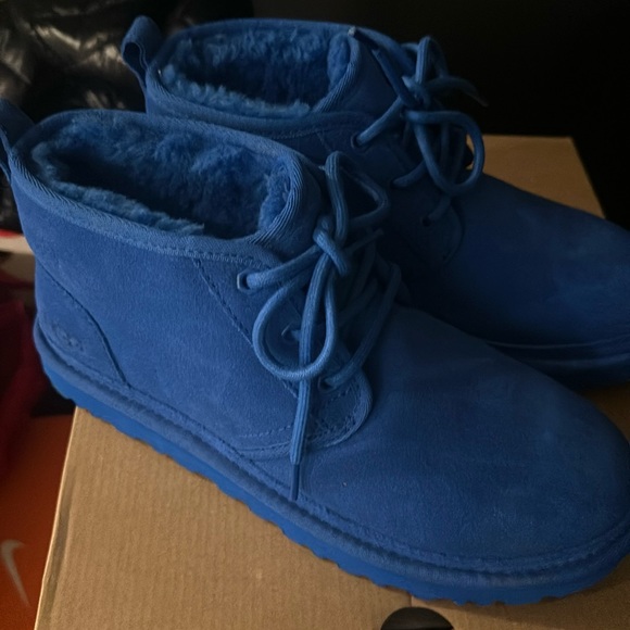 By angie: blue Uggs nothing is wrong with them worn once. - Picture 3 of 3
